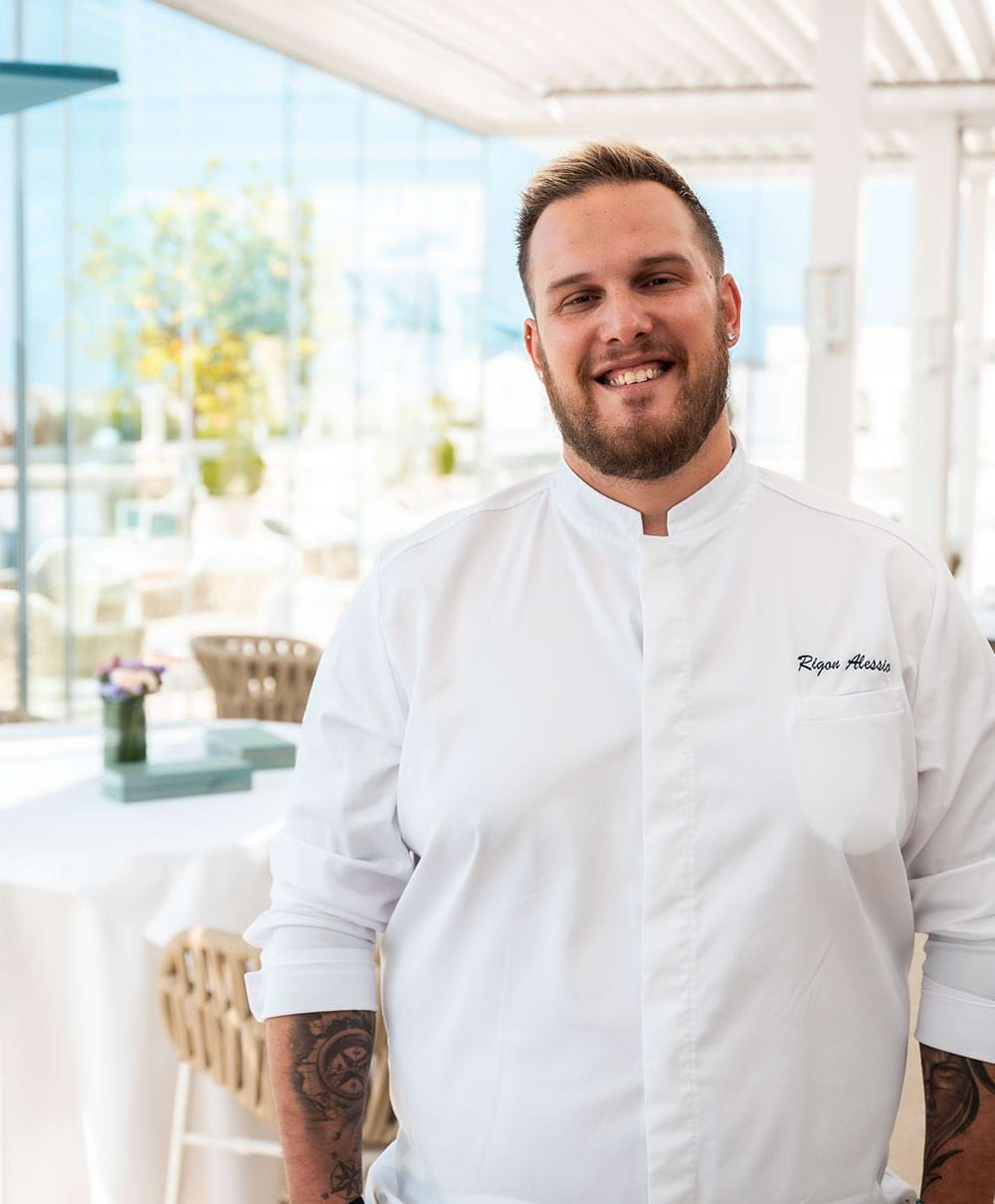 Lo chef Alessio Rigon del ristorante Amarmio a Jesolo durante la preparazione dei piatti