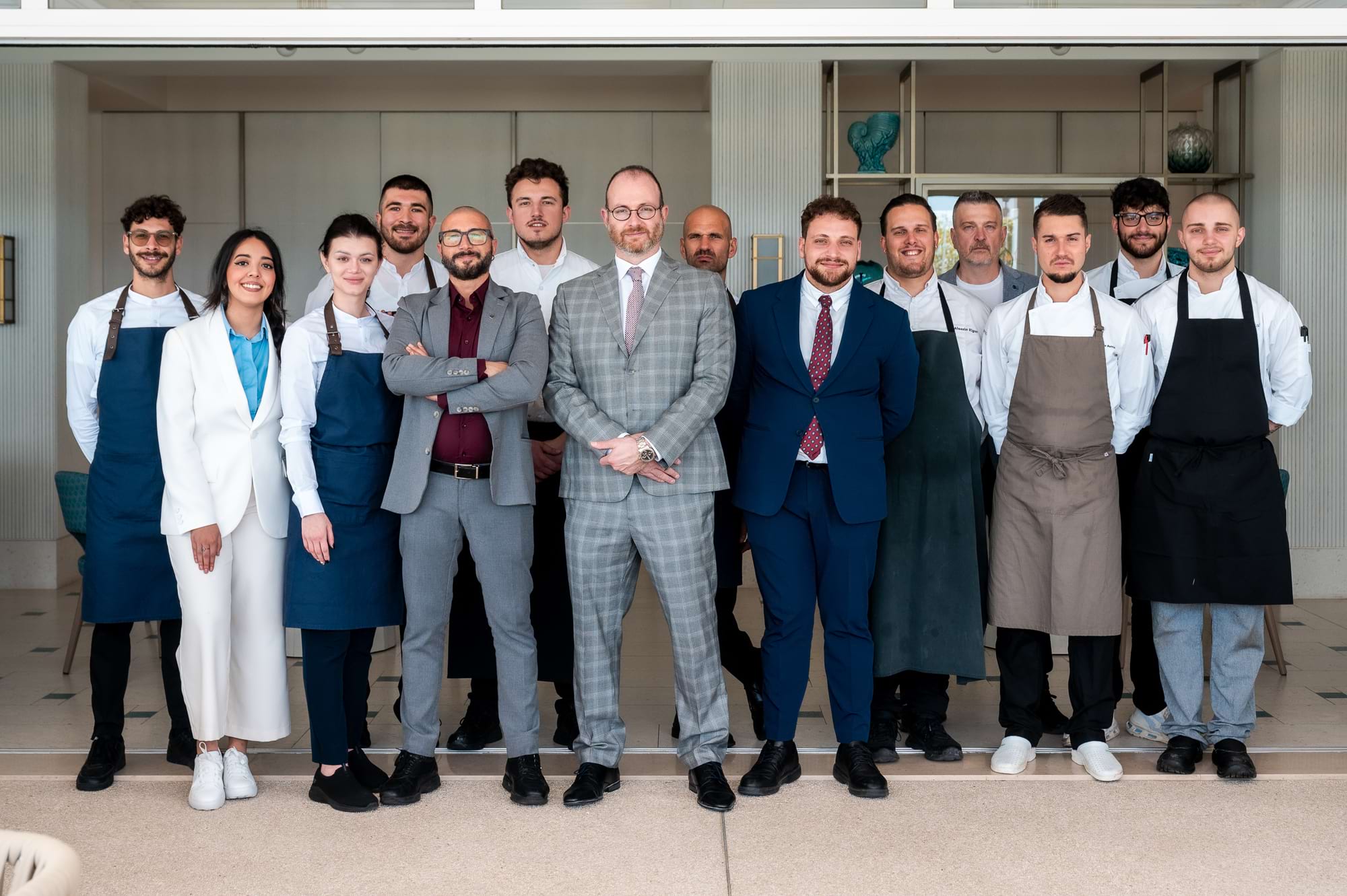 Lo staff del ristorante Amarmio accoglie con eleganza e professionalità